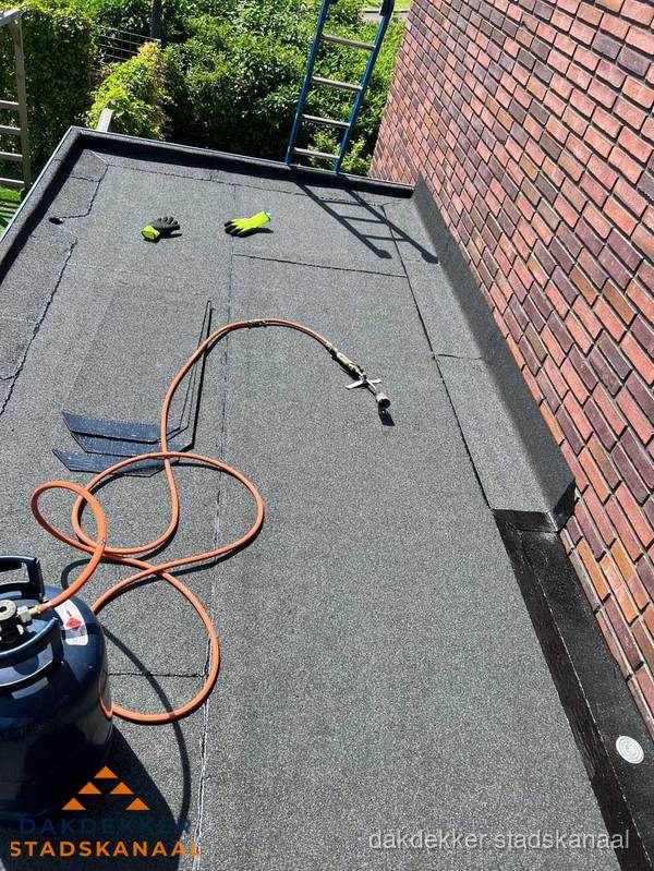 Plat dak met bitumen en brandgereedschap van dakdekkersbedrijf in Stadskanaal Plat dak met bitumen en brandgereedschap van dakdekkersbedrijf in Stadskanaal