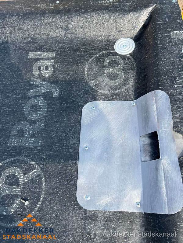 Dakdoorvoer met metalen afvoerplaat op bitumen dak in Stadskanaal