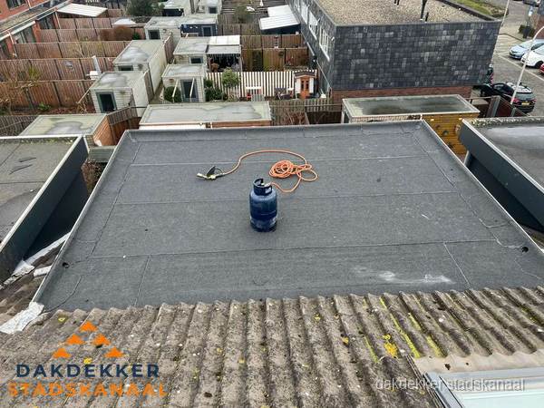 Dakrenovatie afgerond met nieuwe bitumen dakbedekking in Stadskanaal Dakrenovatie afgerond met nieuwe bitumen dakbedekking in Stadskanaal