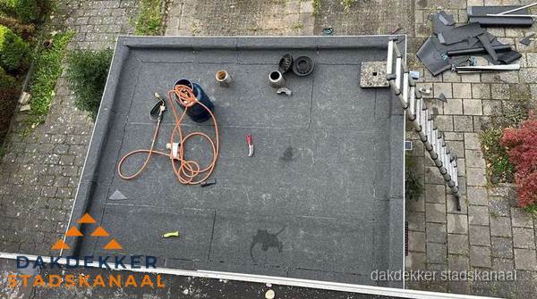 Plat dak met nieuwe bitumen bedekking in Stadskanaal Plat dak met nieuwe bitumen bedekking in Stadskanaal