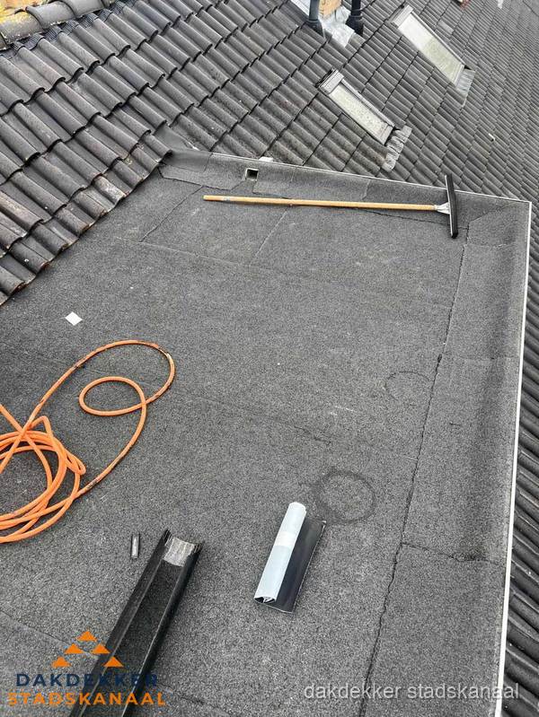 Plat dak reparatie met gereedschap en loodstroken in Stadskanaal Plat dak reparatie met gereedschap en loodstroken in Stadskanaal