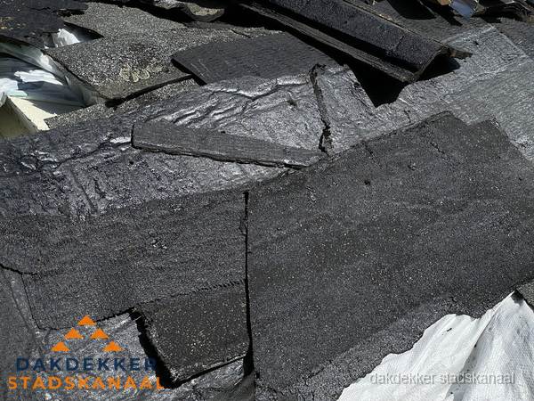Verwijderd oud bitumen dakleer klaar voor vervanging in Stadskanaal Verwijderd oud bitumen dakleer klaar voor vervanging in Stadskanaal