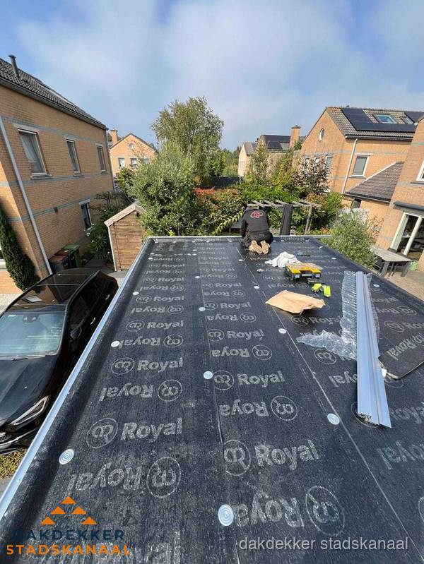 Nieuwe Royal bitumen dakbedekking op plat dak van aanbouw in Stadskanaal Nieuwe Royal bitumen dakbedekking op plat dak van aanbouw in Stadskanaal