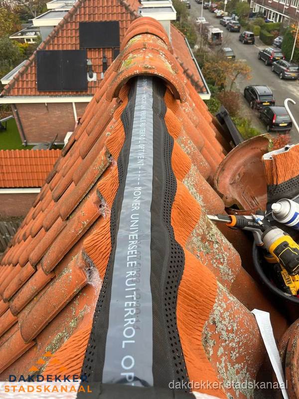 Dakdekker vervangt nokvorst met ruiterrol op pannendak in Stadskanaal Dakdekker vervangt nokvorst met ruiterrol op pannendak in Stadskanaal