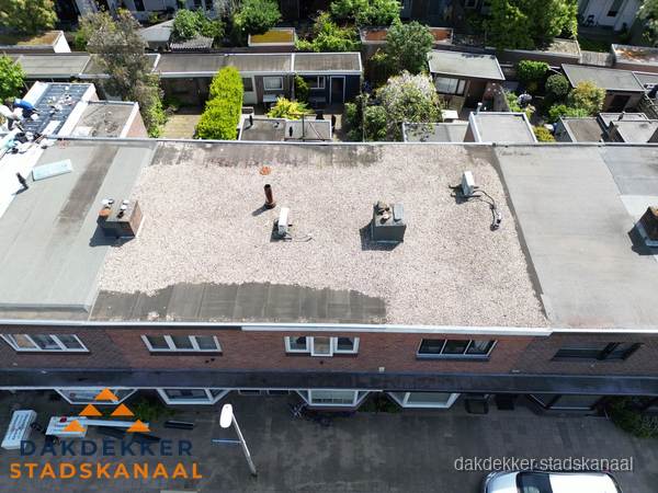 Plat dak met grindballast en dakdoorvoeren in Stadskanaal