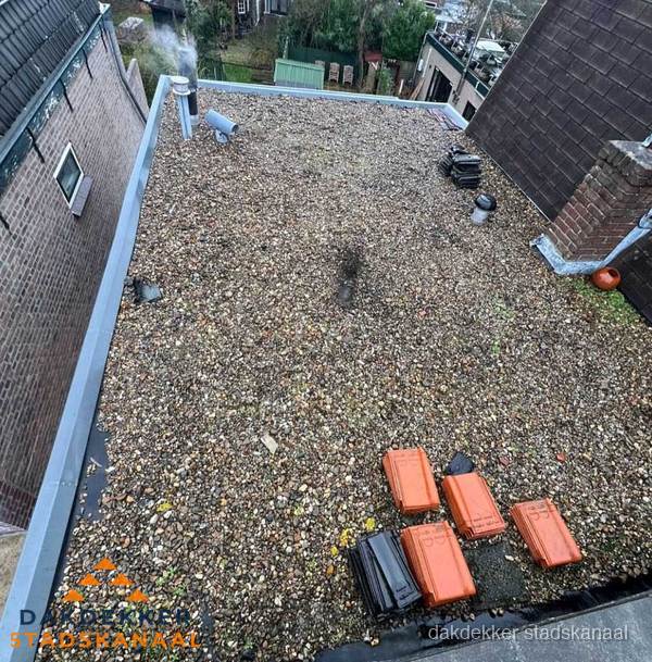 Plat dak met grindballast en dakdoorvoeren in Stadskanaal