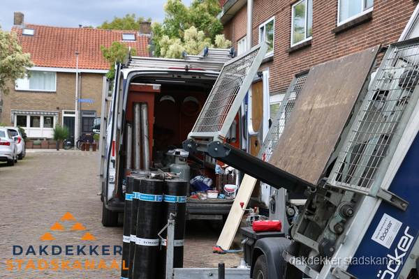 Dakdekkersbusje met materiaal en ladderlift voor dakpannen vervangen in Stadskanaal Dakdekkersbusje met materiaal en ladderlift voor dakpannen vervangen in Stadskanaal