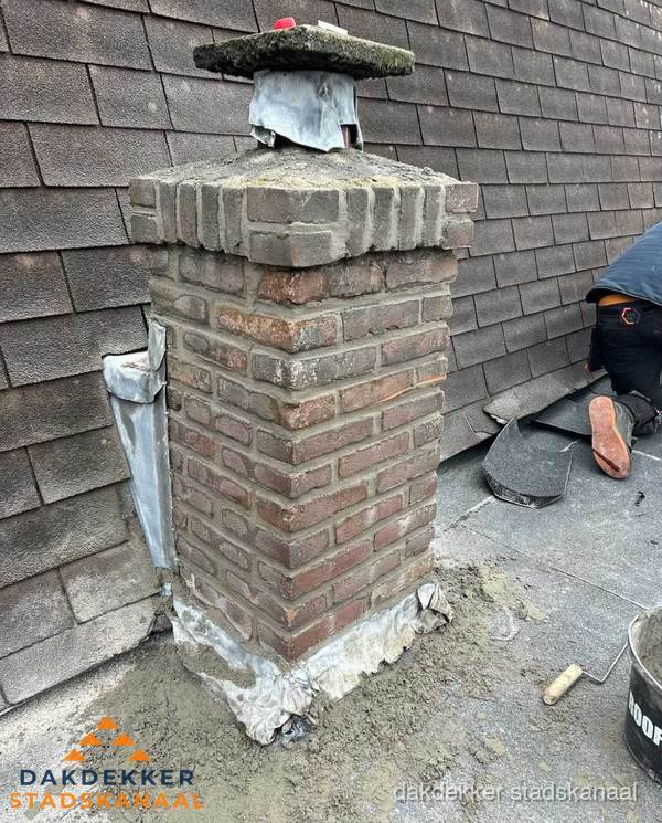 Schoorsteen reparatie met lood en voegwerk op leien dak in Stadskanaal Schoorsteen reparatie met lood en voegwerk op leien dak in Stadskanaal