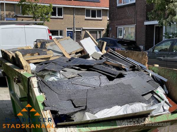 Afvalcontainer met gesloopt dakmateriaal tijdens dakkapel renovatie in Stadskanaal