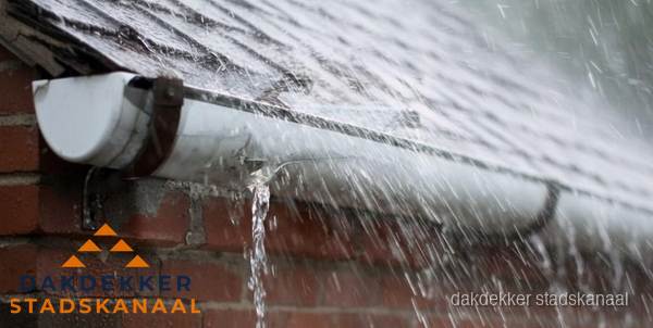 Lekkende dakgoot tijdens regenval in Stadskanaal Lekkende dakgoot tijdens regenval in Stadskanaal