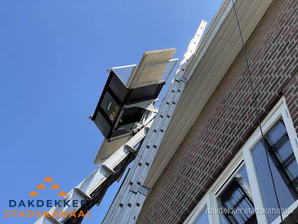 Dakgoot vervangen met dakdekkerslift in Stadskanaal Dakgoot vervangen met dakdekkerslift in Stadskanaal