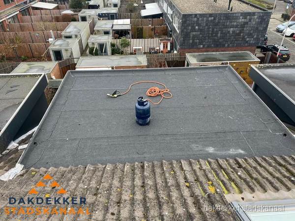 Plat dak met nieuwe bitumen dakbedekking en brandgereedschap in Stadskanaal Plat dak met nieuwe bitumen dakbedekking en brandgereedschap in Stadskanaal