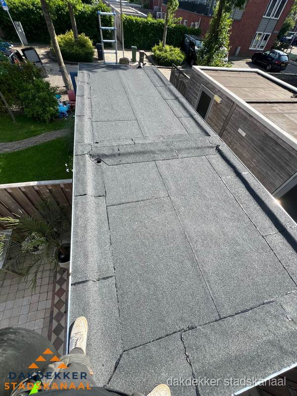 Bitumen plat dak rijtjeswoning vanuit dakdekker perspectief in Stadskanaal Bitumen plat dak rijtjeswoning vanuit dakdekker perspectief in Stadskanaal