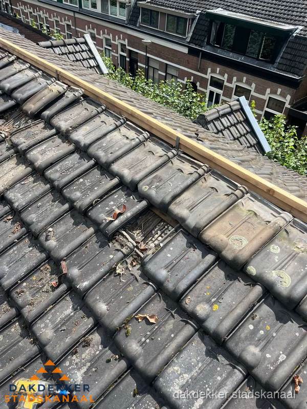 Dakonderhoud aan schuin pannendak met nokvernieuwing in Stadskanaal Dakonderhoud aan schuin pannendak met nokvernieuwing in Stadskanaal