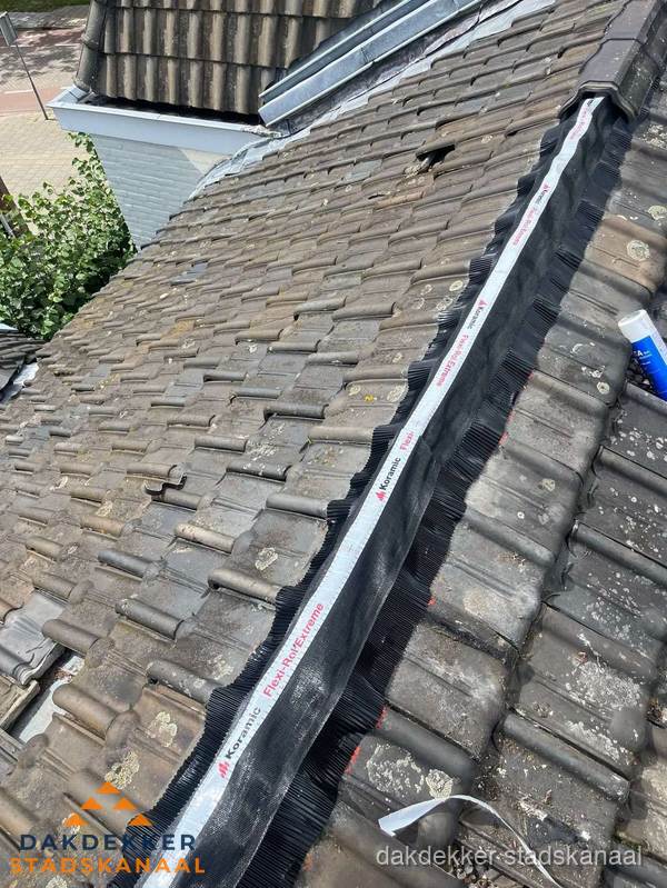 Nokvorst renovatie met Koramic nokrol op schuin pannendak in Stadskanaal Nokvorst renovatie met Koramic nokrol op schuin pannendak in Stadskanaal