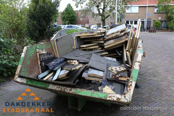 Puincontainer met oud dakmateriaal na dakrenovatie in Stadskanaal Puincontainer met oud dakmateriaal na dakrenovatie in Stadskanaal