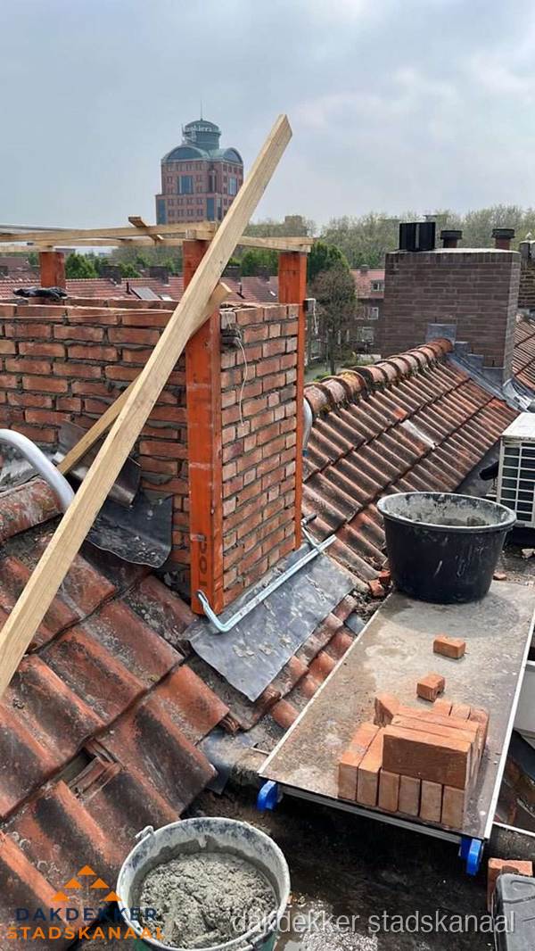 Schoorsteen renovatie met metselwerk op schuin dak in Stadskanaal Schoorsteen renovatie met metselwerk op schuin dak in Stadskanaal