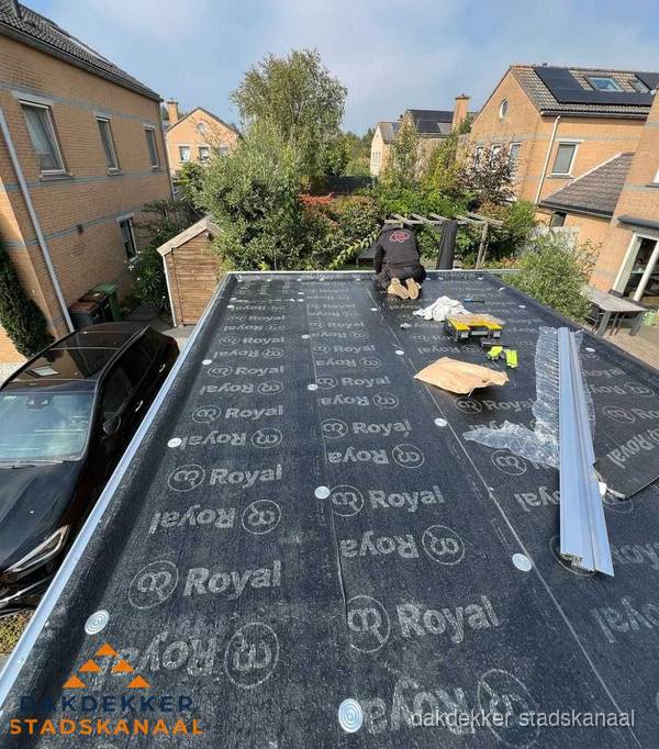 Dakdekker aan het werk op plat dak renovatie in Stadskanaal