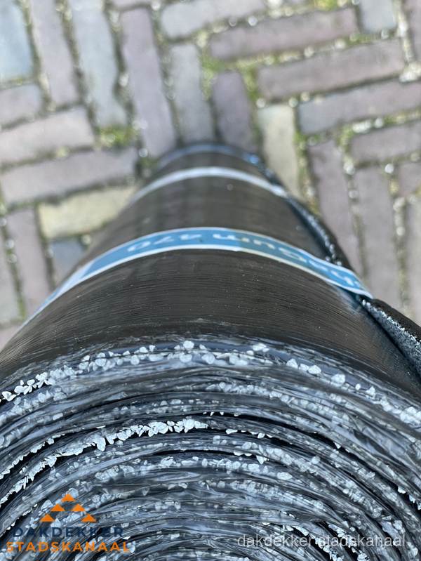 Rol bitumen dakleer met leislag voor plat dak in Stadskanaal