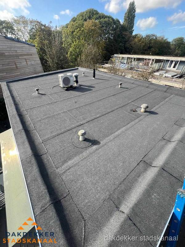 Kosten dakdekker: afgewerkt plat bedrijfsdak met bitumen in Stadskanaal Kosten dakdekker: afgewerkt plat bedrijfsdak met bitumen in Stadskanaal