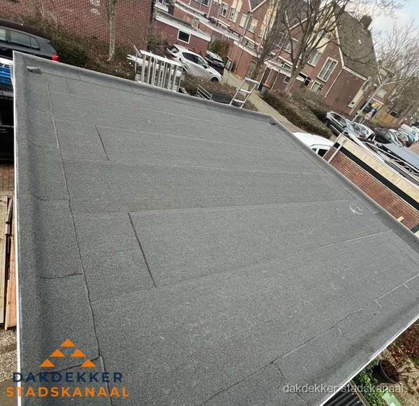 Nieuwe bitumen dakbedekking op plat dak van garage in Stadskanaal Nieuwe bitumen dakbedekking op plat dak van garage in Stadskanaal
