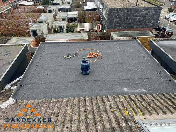 Plat dak met bitumen dakbedekking en brander in Stadskanaal Plat dak met bitumen dakbedekking en brander in Stadskanaal