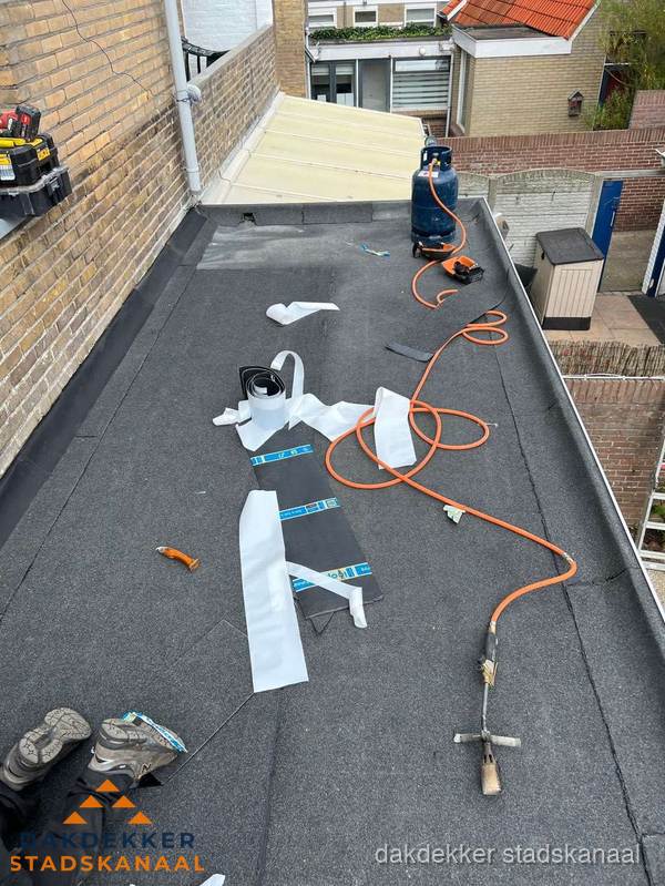 Dakdekkers bezig met bitumen dakbedekking in Stadskanaal Dakdekkers bezig met bitumen dakbedekking in Stadskanaal