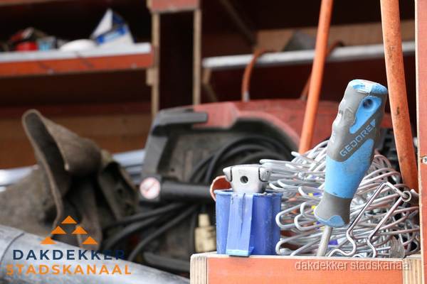 Professioneel gereedschap van dakdekker in Stadskanaal