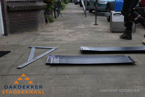 Dakbedekkingsmateriaal en zinkwerk klaargelegd voor reparatie in Stadskanaal Dakbedekkingsmateriaal en zinkwerk klaargelegd voor reparatie in Stadskanaal