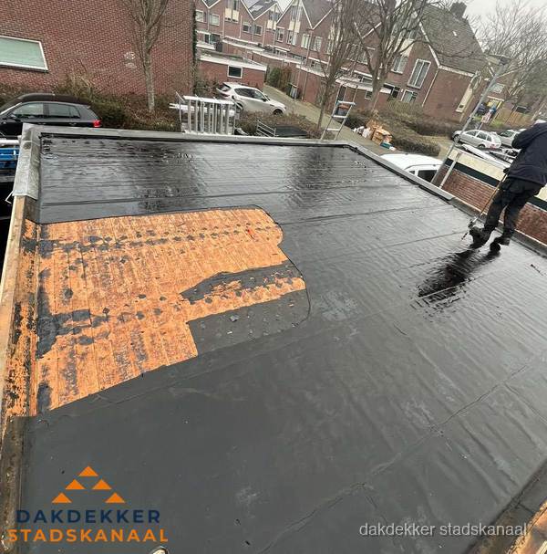 Dakdekker brengt EPDM dakbedekking aan op plat dak in Stadskanaal