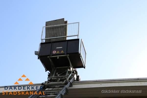 Dakdekkerslift voor materiaal transport bij dakwerkzaamheden in Stadskanaal Dakdekkerslift voor materiaal transport bij dakwerkzaamheden in Stadskanaal