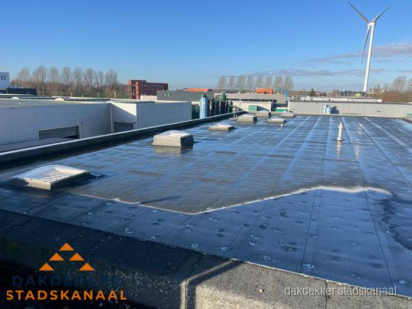 Plat dak bedrijfspand met bitumen dakbedekking en lichtkoepels in Stadskanaal Plat dak bedrijfspand met bitumen dakbedekking en lichtkoepels in Stadskanaal