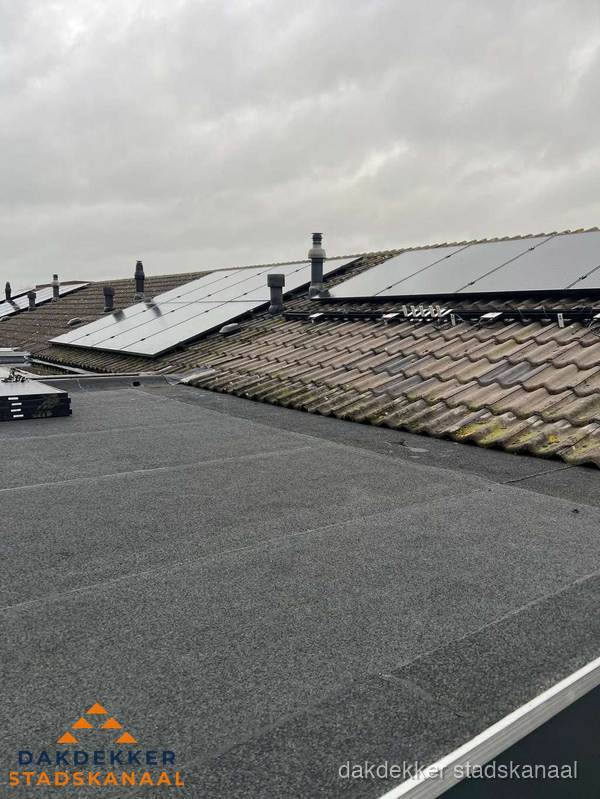 Bitumen dakbedekking op plat dak met aansluitend pannendak en zonnepanelen in Stadskanaal