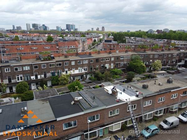 Spoed dakdekker aan het werk op plat dak in woonwijk Stadskanaal Spoed dakdekker aan het werk op plat dak in woonwijk Stadskanaal