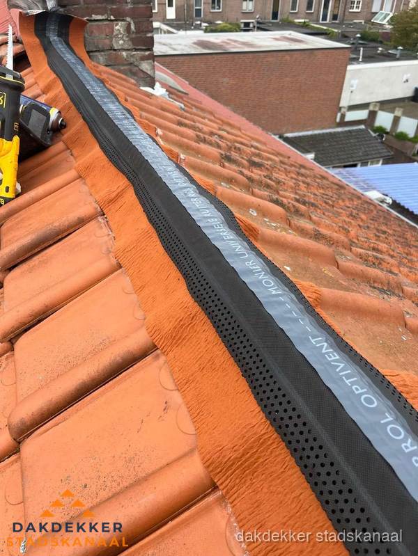 Nokventilatie installeren op hellend pannendak in Stadskanaal Nokventilatie installeren op hellend pannendak in Stadskanaal