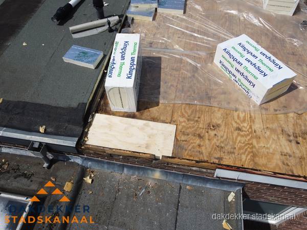 Plat dak isolatie met Kingspan isolatieplaten tijdens renovatie in Stadskanaal