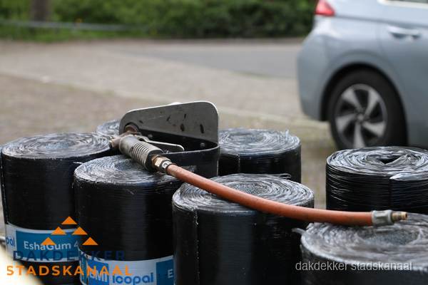 Rollen bitumen dakbedekking EshaGum klaar voor installatie in Stadskanaal