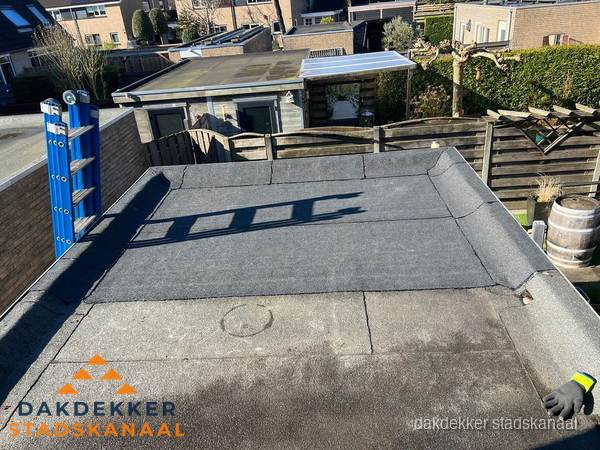 Dakdekker bij bitumen plat dak renovatie in Stadskanaal Dakdekker bij bitumen plat dak renovatie in Stadskanaal