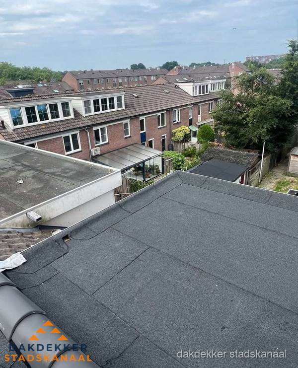 Vernieuwd plat dak met bitumen in woonwijk in Stadskanaal
