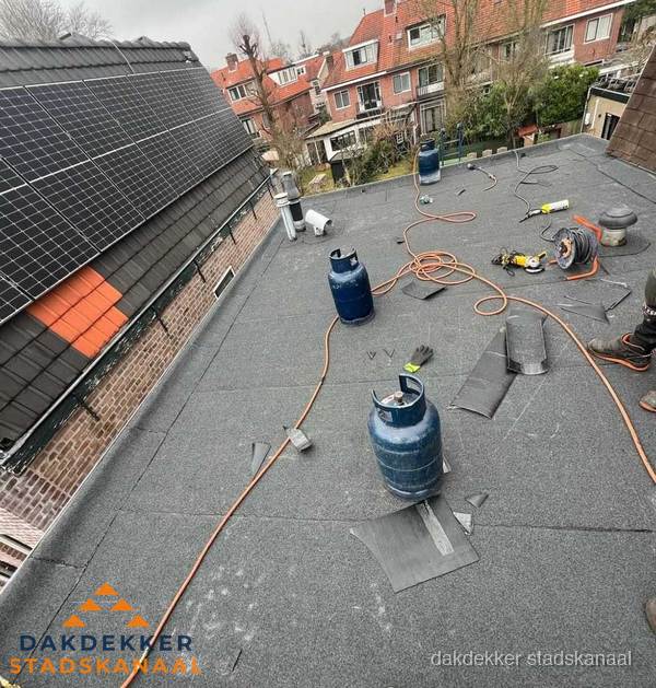 Daklekkage repareren met brandgereedschap op plat dak in Stadskanaal Daklekkage repareren met brandgereedschap op plat dak in Stadskanaal