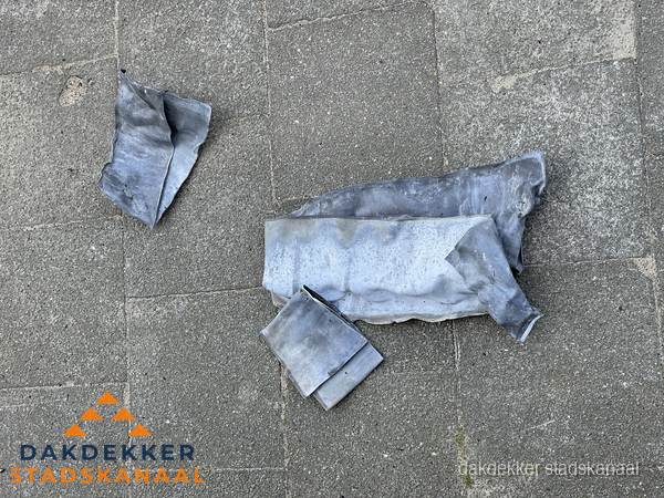 Oude verwijderde loodslabben na vervanging in Stadskanaal Oude verwijderde loodslabben na vervanging in Stadskanaal