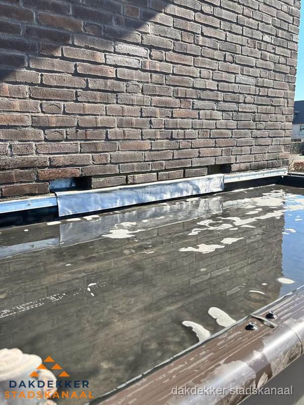 Stilstaand water op plat dak door slechte afwatering in Stadskanaal Stilstaand water op plat dak door slechte afwatering in Stadskanaal