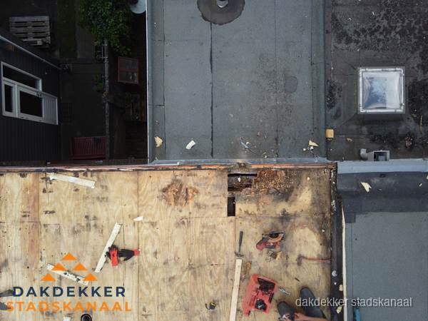 Dakschade en renovatie plat dak vanuit de lucht in Stadskanaal Dakschade en renovatie plat dak vanuit de lucht in Stadskanaal