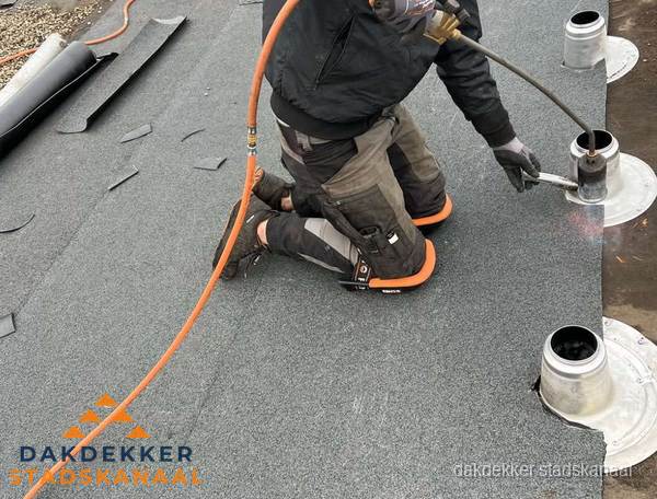 Dakdekker repareert bitumen dakleer bij dakdoorvoer in Stadskanaal Dakdekker repareert bitumen dakleer bij dakdoorvoer in Stadskanaal