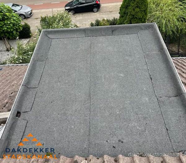 Nieuw aangebrachte bitumen dakbedekking op plat dak in Stadskanaal Nieuw aangebrachte bitumen dakbedekking op plat dak in Stadskanaal