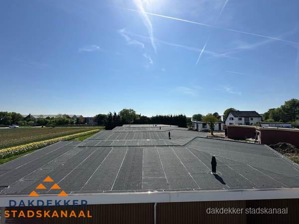 Groot plat dak met bitumen dakbedekking op bedrijfspand in Stadskanaal