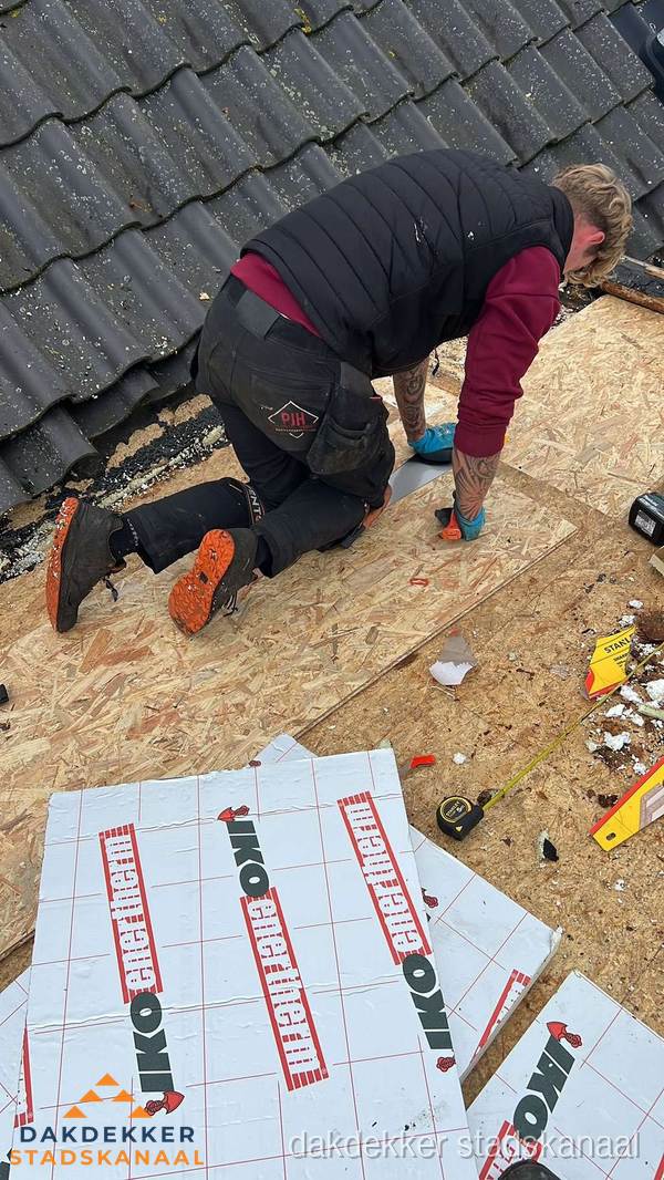 Dakdekker plaatst PIR-isolatieplaten op plat dak in Stadskanaal Dakdekker plaatst PIR-isolatieplaten op plat dak in Stadskanaal