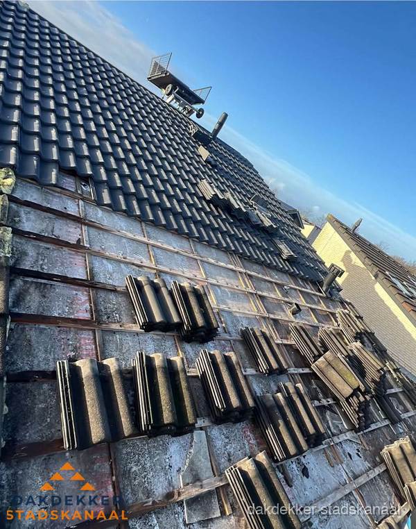 Schuin dak renovatie met nieuwe dakpannen in Stadskanaal