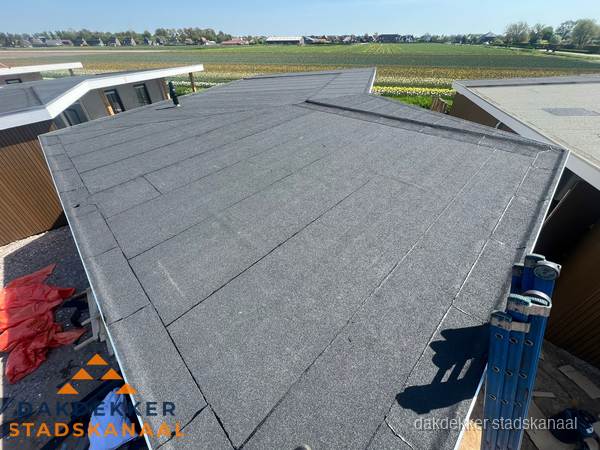 Nieuw bitumen plat dak met uitzicht over landschap in Stadskanaal Nieuw bitumen plat dak met uitzicht over landschap in Stadskanaal