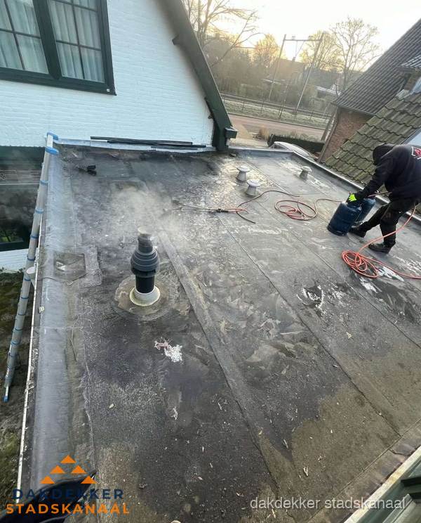 Dakdekker verhelpt daklekkage op plat dak in Stadskanaal Dakdekker verhelpt daklekkage op plat dak in Stadskanaal